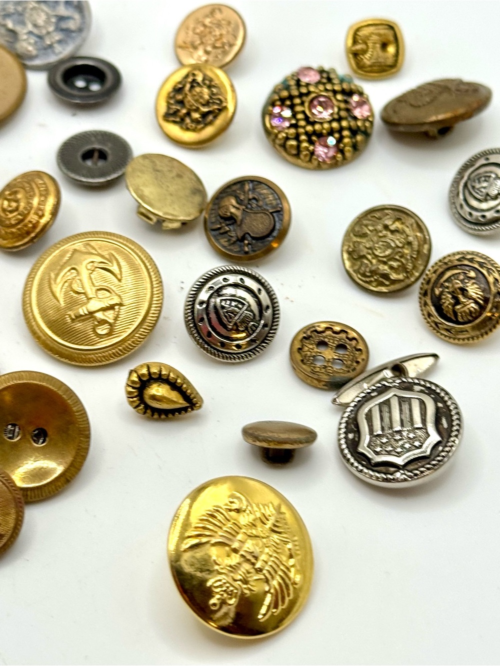 Vintage military and fashion buttons - Lot 
16